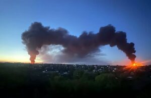 Jatos da RAF em patrulha da OTAN abatem drones russos na Ucrânia enquanto as forças de Putin atacam portos Pelo menos 18 feridos após o ataque noturno de drones russos ao Dnipro destruiu parte de um bloco de apartamentos e provocou um incêndio em um posto de combustível