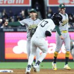 O jogador da segunda base Jeff McNeil lança para a primeira para completar uma jogada dupla depois de expulsar Jazz Chisholm Jr. durante a sexta entrada da vitória dos Yankees por 5-3 sobre os A's em 7 de abril de 2026 no Stadium.