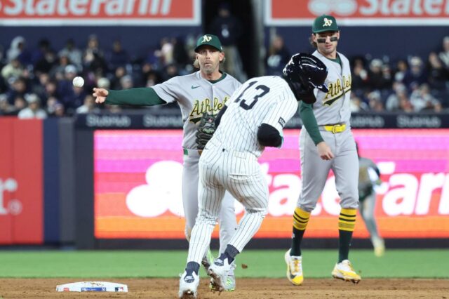 O jogador da segunda base Jeff McNeil lança para a primeira para completar uma jogada dupla depois de expulsar Jazz Chisholm Jr. durante a sexta entrada da vitória dos Yankees por 5-3 sobre os A's em 7 de abril de 2026 no Stadium.