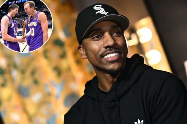 O astro aposentado da NBA, Jeff Teague, com capuz preto e boné de beisebol, parecendo certo com um sorriso.