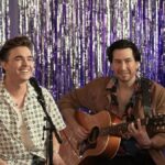 Jesse McCartney detalha qual estrela de 'Hacks' ele mandou para pousar naquele camafeu da 5ª temporada