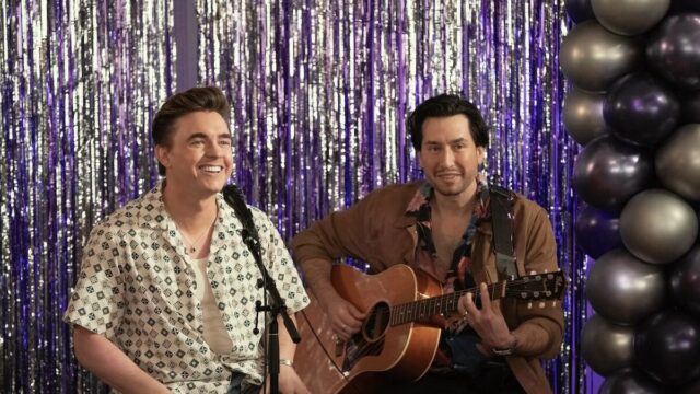 Jesse McCartney detalha qual estrela de 'Hacks' ele mandou para pousar naquele camafeu da 5ª temporada
