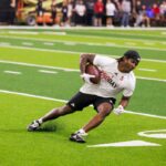 O defensor dos Hoosiers, D'Angelo Ponds (5), recebe um passe durante o NFL Pro Day.