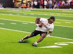 Jets derrotam o cornerback D’Angelo Ponds na segunda rodada após troca de escolha do Draft de 2026 da NFL O defensor dos Hoosiers, D'Angelo Ponds (5), recebe um passe durante o NFL Pro Day.