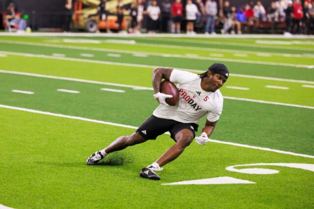 O defensor dos Hoosiers, D'Angelo Ponds (5), recebe um passe durante o NFL Pro Day. 
