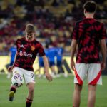 Jim Thwaites responde elogios de Amorim e cita jogador que o ajudou ao lado de Fernandes