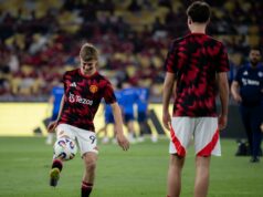 Jim Thwaites responde elogios de Amorim e cita jogador que o ajudou ao lado de Fernandes Jim Thwaites responde elogios de Amorim e cita jogador que o ajudou ao lado de Fernandes