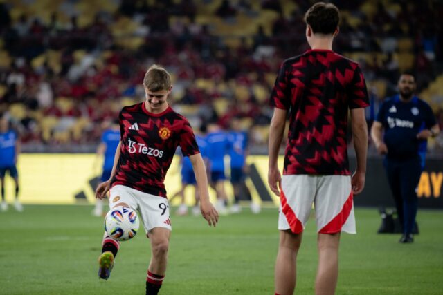 Jim Thwaites responde elogios de Amorim e cita jogador que o ajudou ao lado de Fernandes
