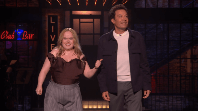 Jimmy Fallon se junta ao apresentador do 'SNL UK' Nicola Coughlan para a Chaotic Studio Tour e uma canção de rap explícita sobre 'The Magic Faraway Tree'
