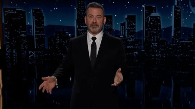 O presidente Donald Trump fala durante uma coletiva de imprensa no jantar do WHCD (Crédito: Andrew Leyden/Getty Images)