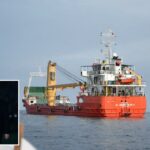 O presidente Donald Trump fala com repórteres enquanto caminha pelo gramado sul ao chegar à Casa Branca, domingo, 12 de abril de 2026, em Washington. (AP Photo/José Luis Magana)