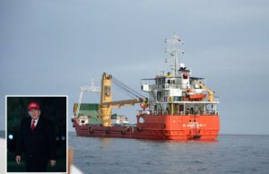 Jogando a carta Trump contra Teerã O presidente Donald Trump fala com repórteres enquanto caminha pelo gramado sul ao chegar à Casa Branca, domingo, 12 de abril de 2026, em Washington. (AP Photo/José Luis Magana)