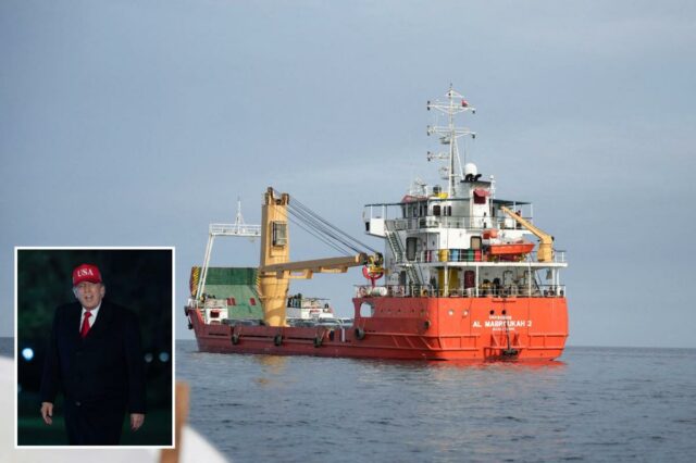 O presidente Donald Trump fala com repórteres enquanto caminha pelo gramado sul ao chegar à Casa Branca, domingo, 12 de abril de 2026, em Washington. (AP Photo/José Luis Magana)