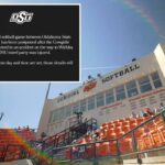 Anúncio de que o jogo de softball entre Oklahoma State e Wichita State foi adiado devido ao envolvimento do ônibus da equipe das Cowgirls em um acidente.