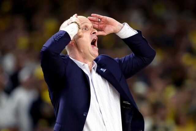 Jogo do título da NCAA chamado de 'Rigged' quando Fans Slam Refs na vitória de Michigan contra UConn
