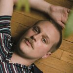 John Early sonhava em interpretar uma mulher com bulimia. 'Maddie's Secret' é o resultado doloroso