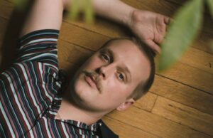 John Early sonhava em interpretar uma mulher com bulimia. ‘Maddie’s Secret’ é o resultado doloroso John Early sonhava em interpretar uma mulher com bulimia. 'Maddie's Secret' é o resultado doloroso