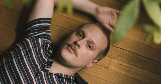 John Early sonhava em interpretar uma mulher com bulimia. 'Maddie's Secret' é o resultado doloroso
