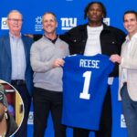 A partir da esquerda: o proprietário do Giants, John Mara, o técnico John Harbaugh, a escolha geral nº 5, Arvell Reese, e o GM Joe Schoen nas instalações da equipe para a apresentação de Reese em 24 de abril de 2026.