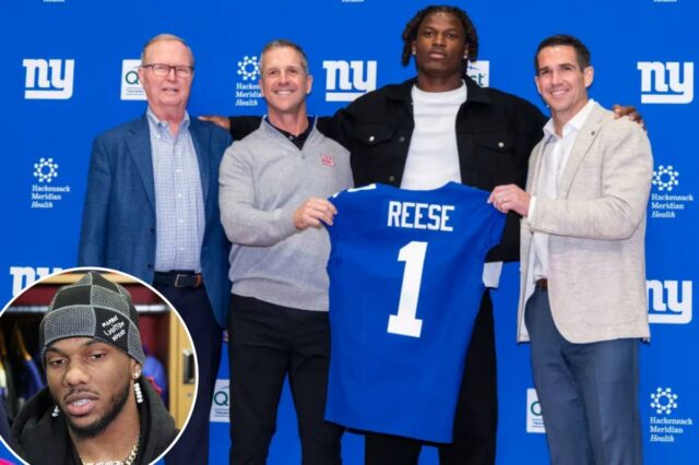 A partir da esquerda: o proprietário do Giants, John Mara, o técnico John Harbaugh, a escolha geral nº 5, Arvell Reese, e o GM Joe Schoen nas instalações da equipe para a apresentação de Reese em 24 de abril de 2026.