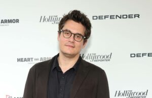 John Mayer aborda a turbulência política enquanto defende o sucesso ‘muito passivo’ de 2006 Promo John Mayer aparentemente pede aos fãs que sejam gentis horas antes do lançamento da versão de Taylor do Speak Now
