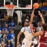 O atacante do Kentucky Wildcats Mouhamed Dioubate (23) se defende contra um chute do atacante Allen Graves (22) do Santa Clara Broncos durante o segundo tempo de um jogo da primeira rodada do torneio masculino da NCAA de 2026 no Enterprise Center.