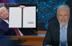 Jon Stewart brinca que Donald Trump está usando psicodélicos depois da assinatura de ‘Weird as S-‘ Bill: ‘Você já realmente olhou para sua assinatura, em Weed?’ Jon Stewart brinca que Donald Trump está usando psicodélicos depois da assinatura de 'Weird as S-' Bill: 'Você já realmente olhou para sua assinatura, em Weed?'