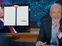 Jon Stewart faz uma pausa em seu próprio monólogo para comentar sobre a assinatura absurda de Trump: ‘Desculpe por inviabilizar o programa’ | Vídeo AOC, Kash Patel