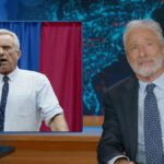 O vice-chefe de gabinete da Casa Branca e conselheiro de segurança interna, Stephen Miller, ouve o presidente dos EUA, Donald Trump, discursar à mídia durante uma entrevista coletiva em seu clube Mar-a-Lago em 3 de janeiro de 2026, em Palm Beach, Flórida