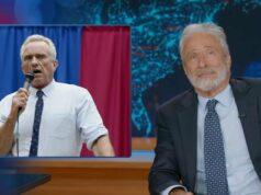 Jon Stewart sugere que RFK Jr. ‘abandonar’ Cheryl Hines durante a evacuação do WHCD é uma tradição da família Kennedy | Vídeo O vice-chefe de gabinete da Casa Branca e conselheiro de segurança interna, Stephen Miller, ouve o presidente dos EUA, Donald Trump, discursar à mídia durante uma entrevista coletiva em seu clube Mar-a-Lago em 3 de janeiro de 2026, em Palm Beach, Flórida