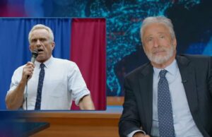 Jon Stewart sugere que RFK Jr. ‘abandonar’ Cheryl Hines durante a evacuação do WHCD é uma tradição da família Kennedy | Vídeo O vice-chefe de gabinete da Casa Branca e conselheiro de segurança interna, Stephen Miller, ouve o presidente dos EUA, Donald Trump, discursar à mídia durante uma entrevista coletiva em seu clube Mar-a-Lago em 3 de janeiro de 2026, em Palm Beach, Flórida