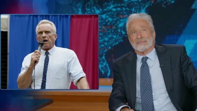 O vice-chefe de gabinete da Casa Branca e conselheiro de segurança interna, Stephen Miller, ouve o presidente dos EUA, Donald Trump, discursar à mídia durante uma entrevista coletiva em seu clube Mar-a-Lago em 3 de janeiro de 2026, em Palm Beach, Flórida