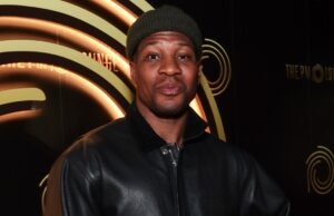 Jonathan Majors caiu da janela no set antes da greve da equipe por questões de segurança Jonathan Majors caiu da janela no set antes da greve da equipe por questões de segurança