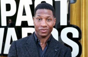 Jonathan Majors caiu por uma janela no set de filmes de ação do Daily Wire; Os produtores minimizam o acidente em meio à greve da tripulação Jonathan Majors caiu por uma janela no set de filmes de ação do Daily Wire; Os produtores minimizam o acidente em meio à greve da tripulação
