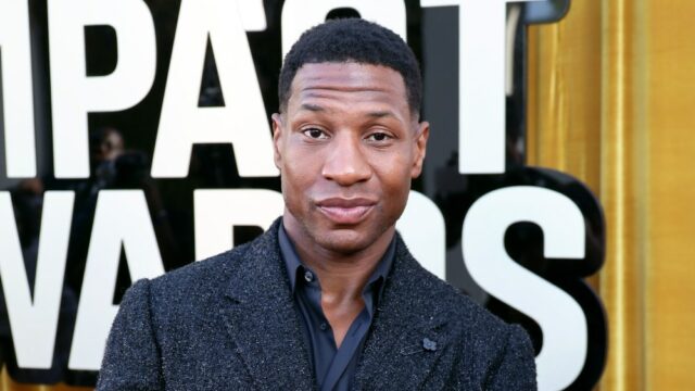 Jonathan Majors caiu por uma janela no set de filmes de ação do Daily Wire; Os produtores minimizam o acidente em meio à greve da tripulação
