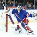 O goleiro do New York Rangers, Jonathan Quick (32), defende a rede durante o segundo período, quando o New York Rangers enfrentou o New Jersey Devils na quarta-feira, 18 de março de 2026, no Madison Square Garden