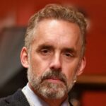 Jordan Peterson começou a sofrer sintomas de acatisia no ano passado, segundo sua filha Mikhaila.