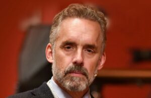 Jordan Peterson sofre de lesão neurológica ‘horrível’ Jordan Peterson começou a sofrer sintomas de acatisia no ano passado, segundo sua filha Mikhaila.