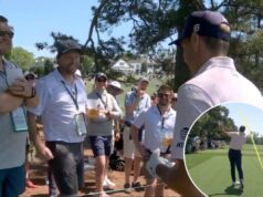 Jordan Spieth bateu em um fã com o impulso de Masters – e então compartilhou um momento com ele O jogador de golfe Jordan Spieth observa sua bola, mostrada com uma linha de trajetória amarela, voar pelo ar após acertá-la, enquanto os espectadores se alinham em ambos os lados do green.