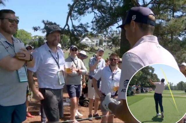 Jordan Spieth bateu em um fã com o impulso de O jogador de golfe Jordan Spieth observa sua bola, mostrada com uma linha de trajetória amarela, voar pelo ar após acertá-la, enquanto os espectadores se alinham em ambos os lados do green.