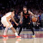 O armador do New York Knicks, Jose Alvarado #5, dribla a bola enquanto o armador Miles McBride #2 faz uma escolha durante um jogo contra o Atlanta Hawks.