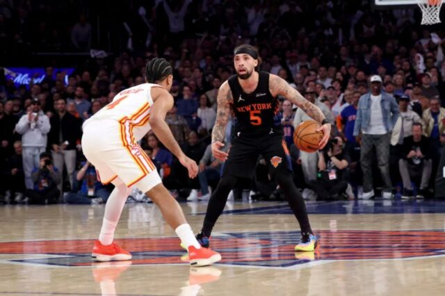 O armador do New York Knicks, Jose Alvarado #5, dribla a bola enquanto o armador Miles McBride #2 faz uma escolha durante um jogo contra o Atlanta Hawks.
