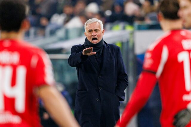 José Mourinho considera contratar o ex-atacante do Manchester United para o Benfica em transferência gratuita
