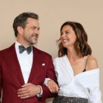 Joshua Jackson e Katie Holmes saem de braços dados no tapete vermelho