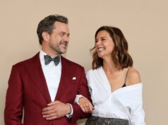 Joshua Jackson e Katie Holmes saem de braços dados no tapete vermelho Joshua Jackson e Katie Holmes saem de braços dados no tapete vermelho