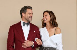 Joshua Jackson e Katie Holmes saem de braços dados no tapete vermelho Joshua Jackson e Katie Holmes saem de braços dados no tapete vermelho