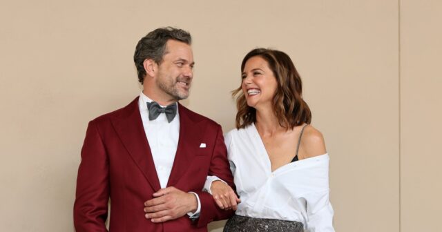 Joshua Jackson e Katie Holmes saem de braços dados no tapete vermelho
