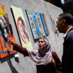 Jovens artistas palestinos de Gaza exibem trabalhos moldados pela guerra
