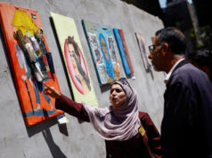 Jovens artistas palestinos de Gaza exibem trabalhos moldados pela guerra Jovens artistas palestinos de Gaza exibem trabalhos moldados pela guerra
