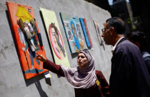 Jovens artistas palestinos de Gaza exibem trabalhos moldados pela guerra Jovens artistas palestinos de Gaza exibem trabalhos moldados pela guerra